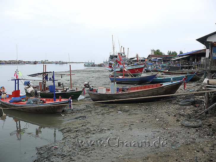 Fischerboote auf dem Trockenen in Cha-Am